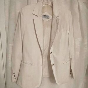 Beautiful, classic vintage blazer in size 10. Excellent preowned condition.